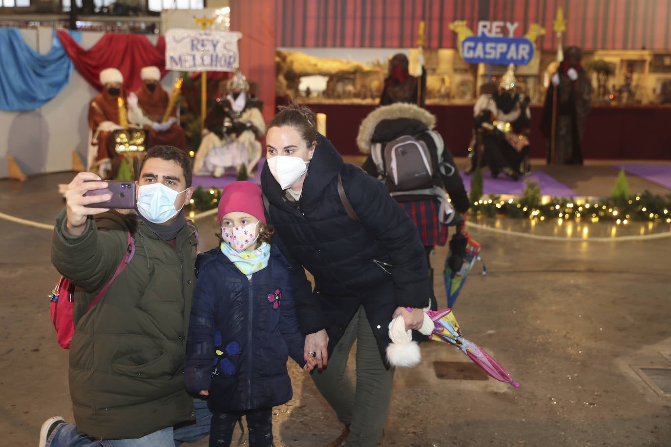 A pesar de la pandemia, Melchor, Gaspar y Baltasar no han querido olvidarse de los regalos de ningún niño de Asturias y han realizado un recorrido de lo más completo a lo largo de toda la región. Eso sí, siempre cumpliendo las medidas de seguridad frente al coronavirus. Por eso los Reyes Magos de Oriente no han podido realizar las tradicionales cabalgatas. Así, durante el pasado lunes y este martes, Sus Majestades, acompañados del Príncipe Aliatar, han atendido las peticiones de los más pequeños de Oviedo, Gijón, Avilés, Mieres, Colloto, Villaviciosa, Cangas del Narcea, Lugones y muchos otros municipios asturianos. 