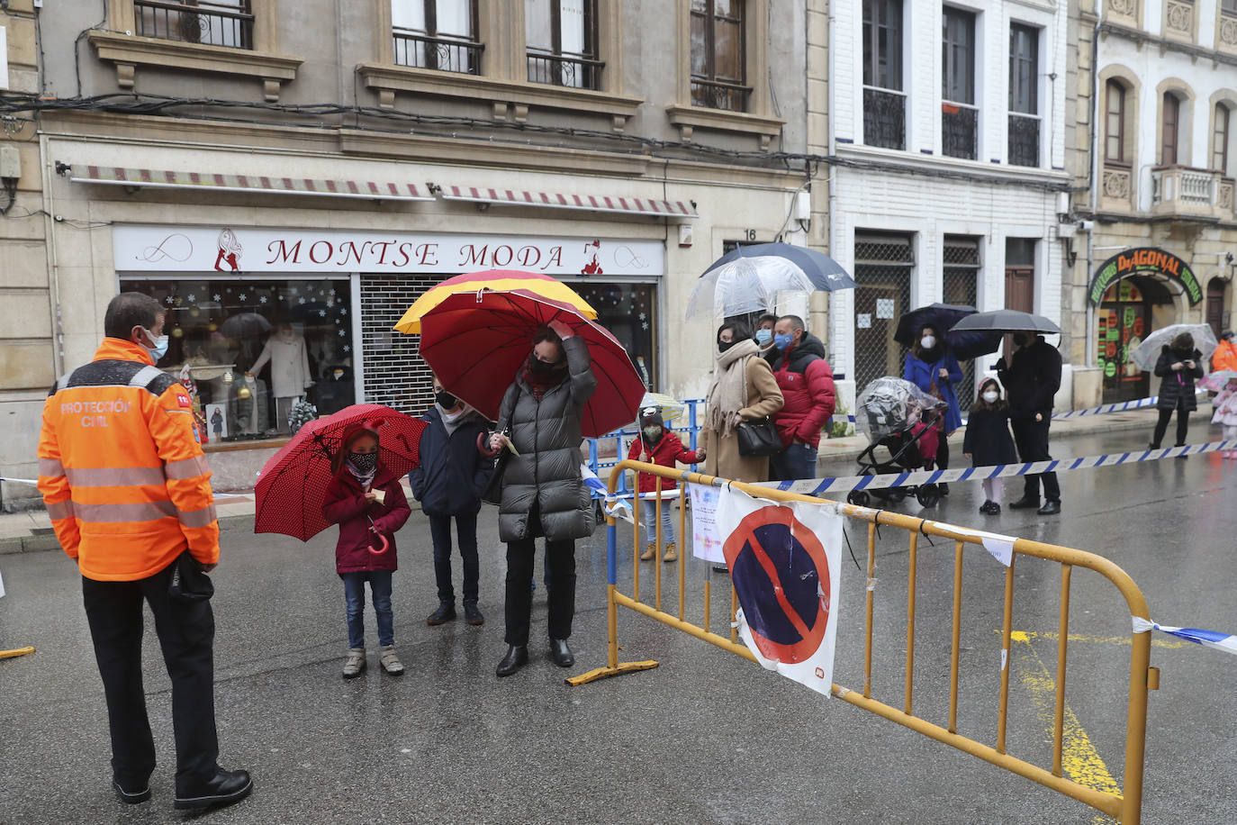 A pesar de la pandemia, Melchor, Gaspar y Baltasar no han querido olvidarse de los regalos de ningún niño de Asturias y han realizado un recorrido de lo más completo a lo largo de toda la región. Eso sí, siempre cumpliendo las medidas de seguridad frente al coronavirus. Por eso los Reyes Magos de Oriente no han podido realizar las tradicionales cabalgatas. Así, durante el pasado lunes y este martes, Sus Majestades, acompañados del Príncipe Aliatar, han atendido las peticiones de los más pequeños de Oviedo, Gijón, Avilés, Mieres, Colloto, Villaviciosa, Cangas del Narcea, Lugones y muchos otros municipios asturianos. 