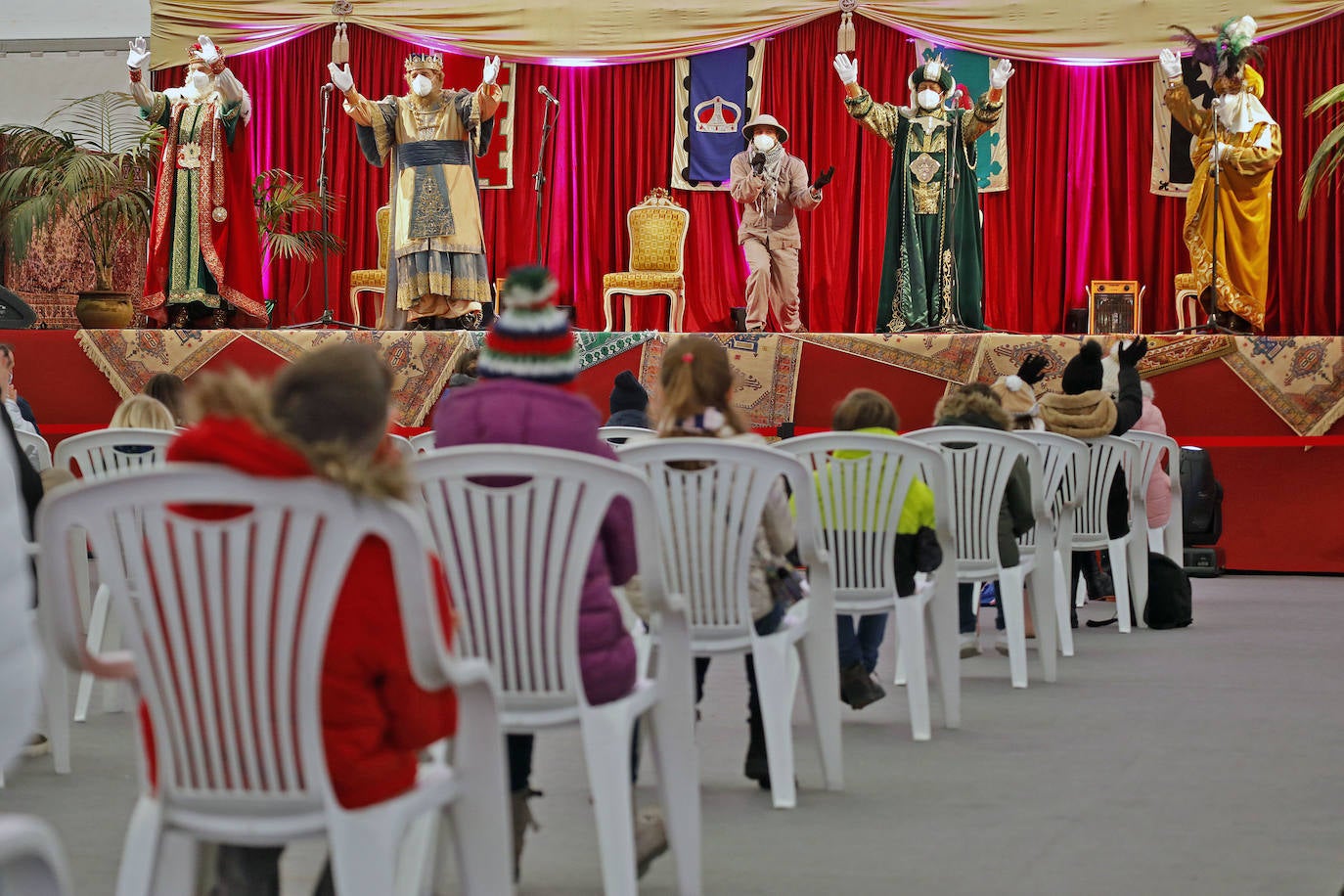 Melchor, Gaspar y Baltasar son testigos del cariño de los niños gijoneses que, durante el lunes y este martes —dos días muy fríos y lluviosos—, han acudido a la recepción celebrada en la plaza de toros de Gijón. Sus Majestades de Oriente ya están cargados de regalos para repartir ilusión esta madrugada. 