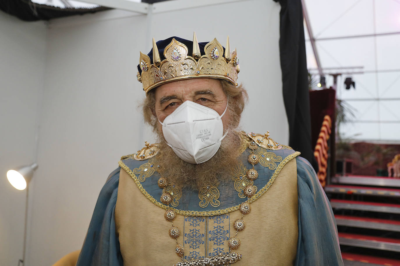 Melchor, Gaspar y Baltasar son testigos del cariño de los niños gijoneses que, durante el lunes y este martes —dos días muy fríos y lluviosos—, han acudido a la recepción celebrada en la plaza de toros de Gijón. Sus Majestades de Oriente ya están cargados de regalos para repartir ilusión esta madrugada. 