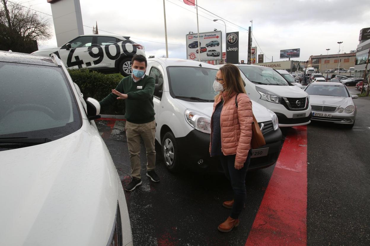 Un empleado de un concesionario muestra uno de los vehículos expuestos. 