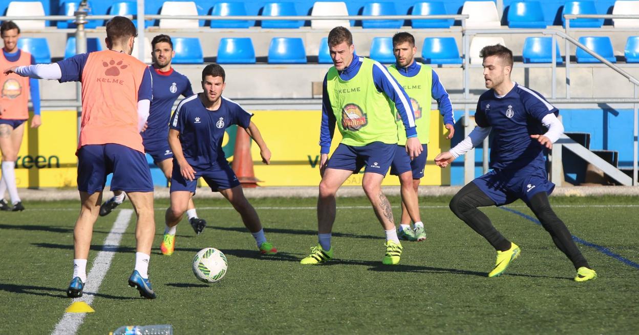 El Real Avilés, durante un entrenamiento en Miranda en la temporada 2016-2017. 