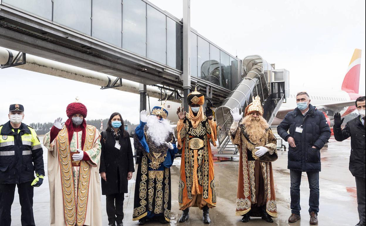 Los Reyes Magos fueron recibidos por la alcaldesa de Castrillón, el director del Aeropuerto y las fuerzas de seguridad. 