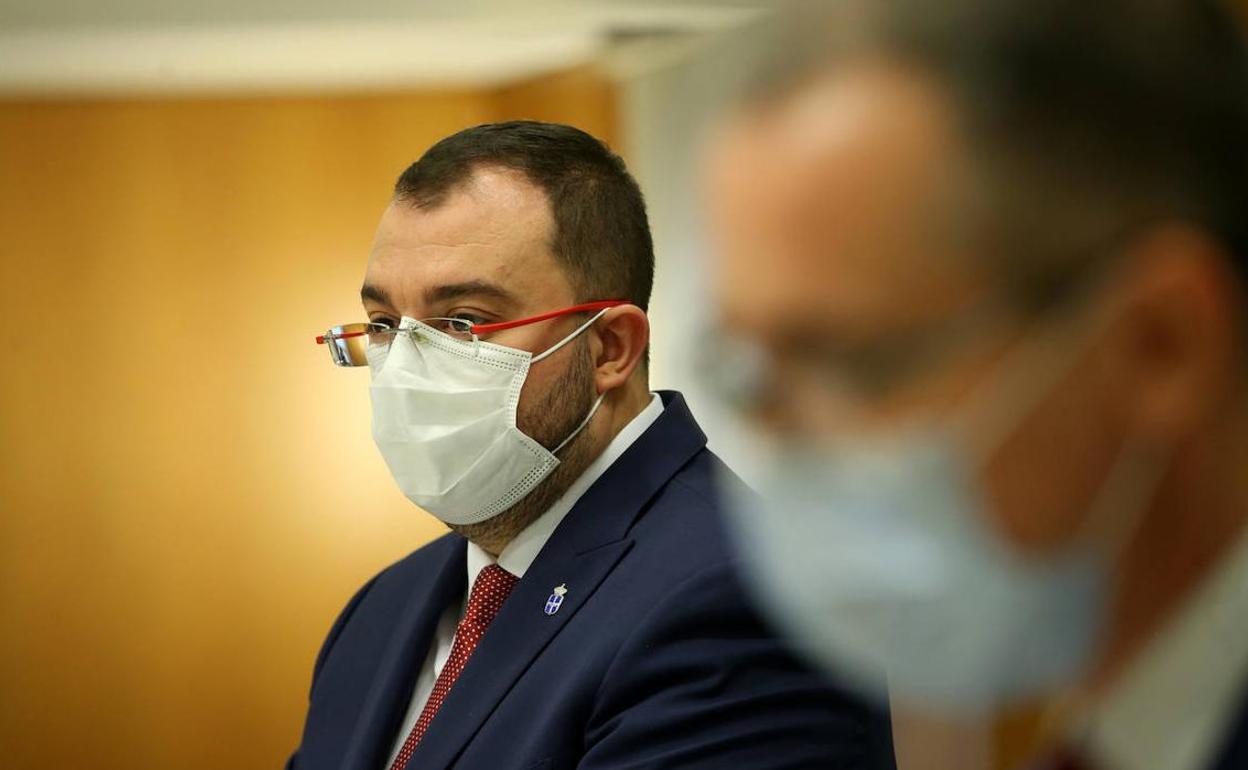 Adrián Barbón, en una rueda de prensa junto al consejero de Salud, Pablo Fernández.