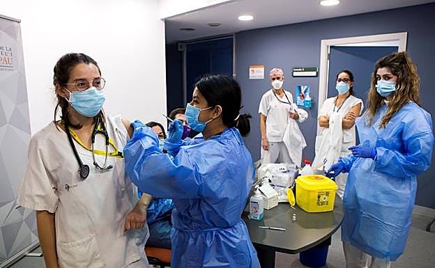 La vacunación de los sanitarios «podría comenzar antes del viernes en algunas áreas»