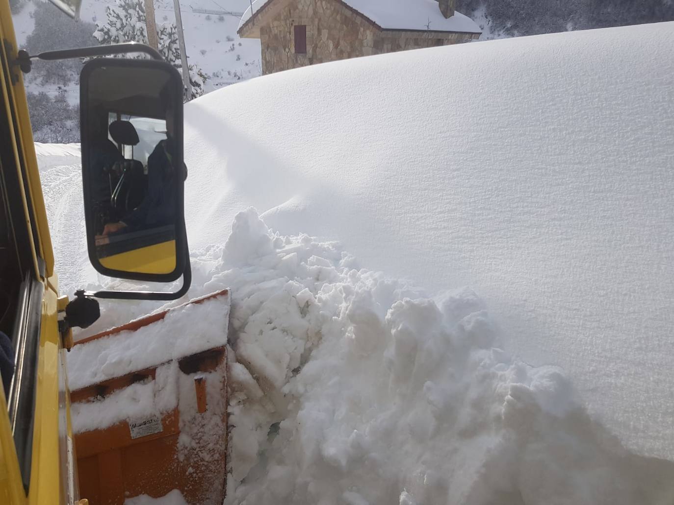 El temporal sigue sin dar tregua a Asturias. La Aemet ha decretato la alerta por las bajas temperaturas, que pueden llegar incluso a los -8ºC.