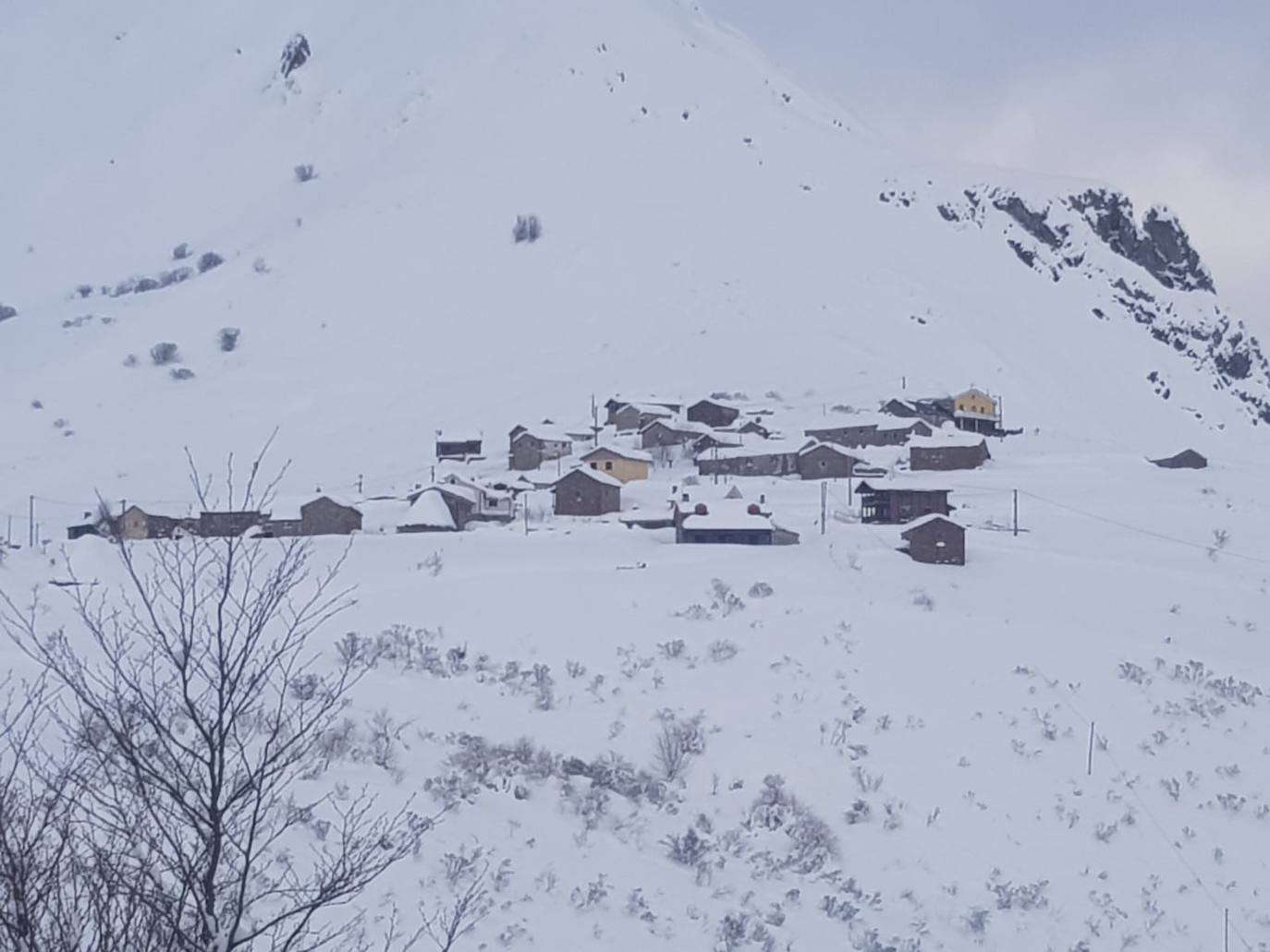 El temporal sigue sin dar tregua a Asturias. La Aemet ha decretato la alerta por las bajas temperaturas, que pueden llegar incluso a los -8ºC.