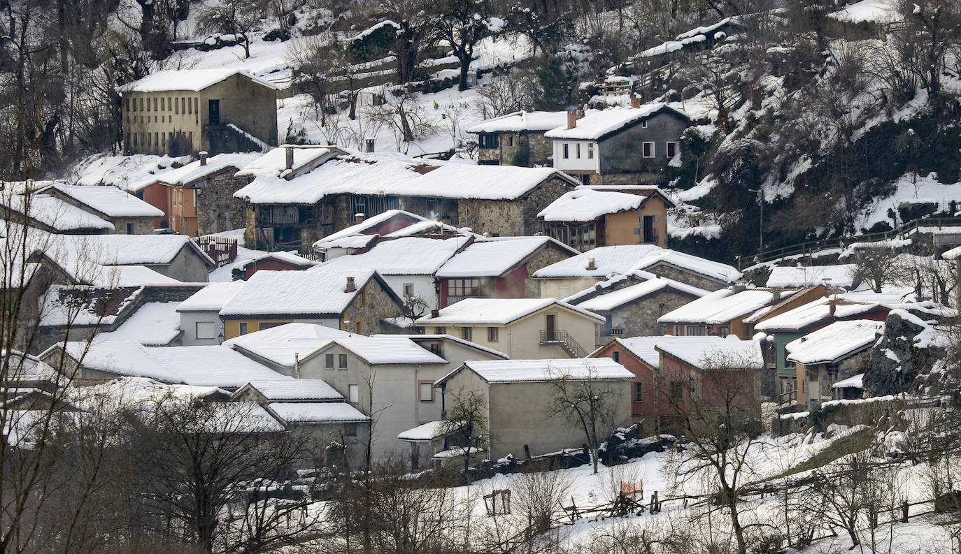 El temporal sigue sin dar tregua a Asturias. La Aemet ha decretato la alerta por las bajas temperaturas, que pueden llegar incluso a los -8ºC.