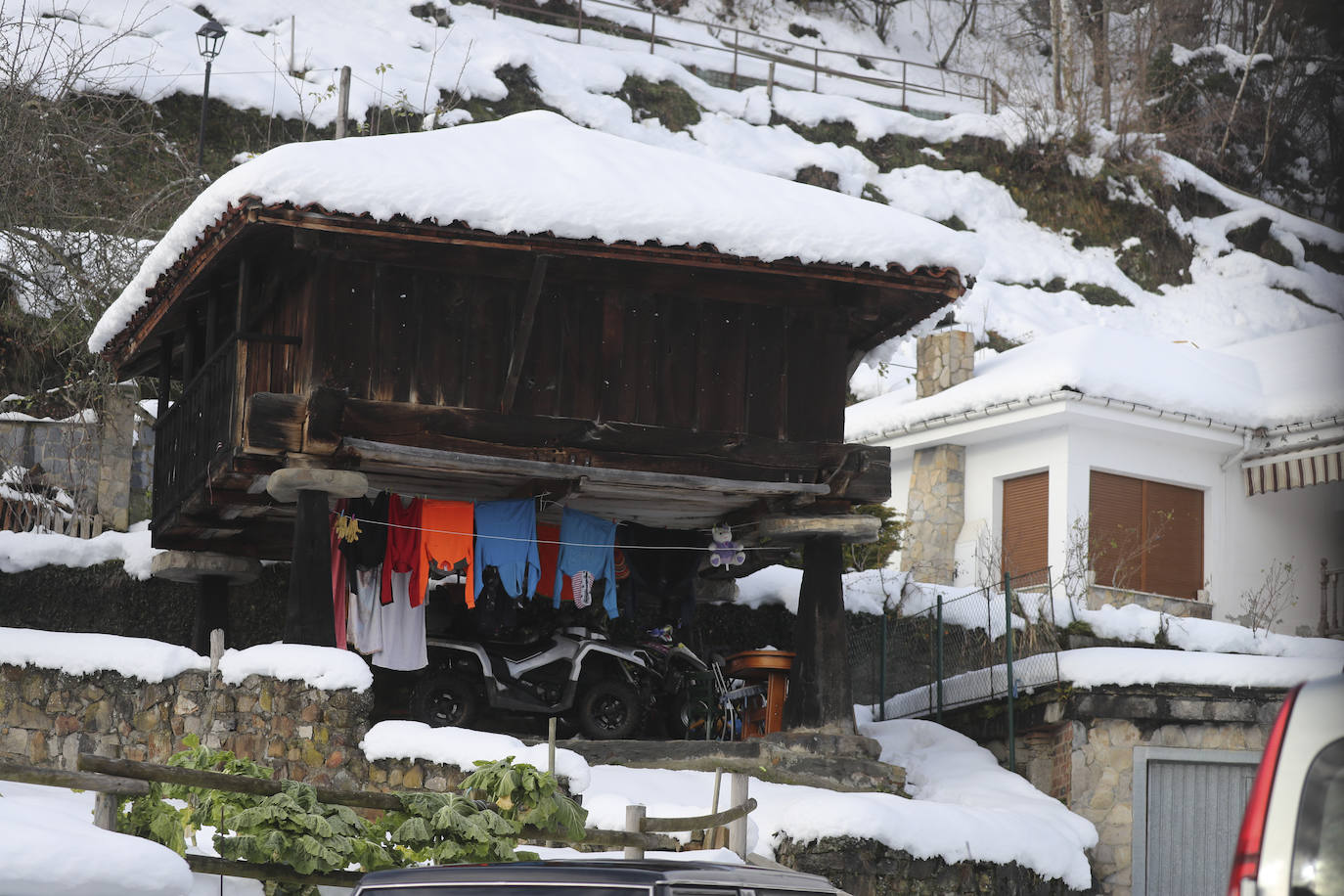 El temporal sigue sin dar tregua a Asturias. La Aemet ha decretato la alerta por las bajas temperaturas, que pueden llegar incluso a los -8ºC.