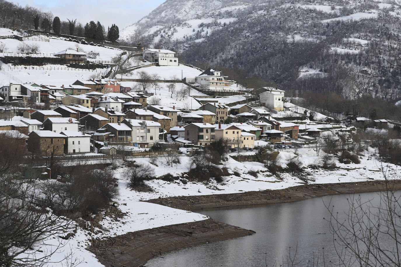 El temporal sigue sin dar tregua a Asturias. La Aemet ha decretato la alerta por las bajas temperaturas, que pueden llegar incluso a los -8ºC.