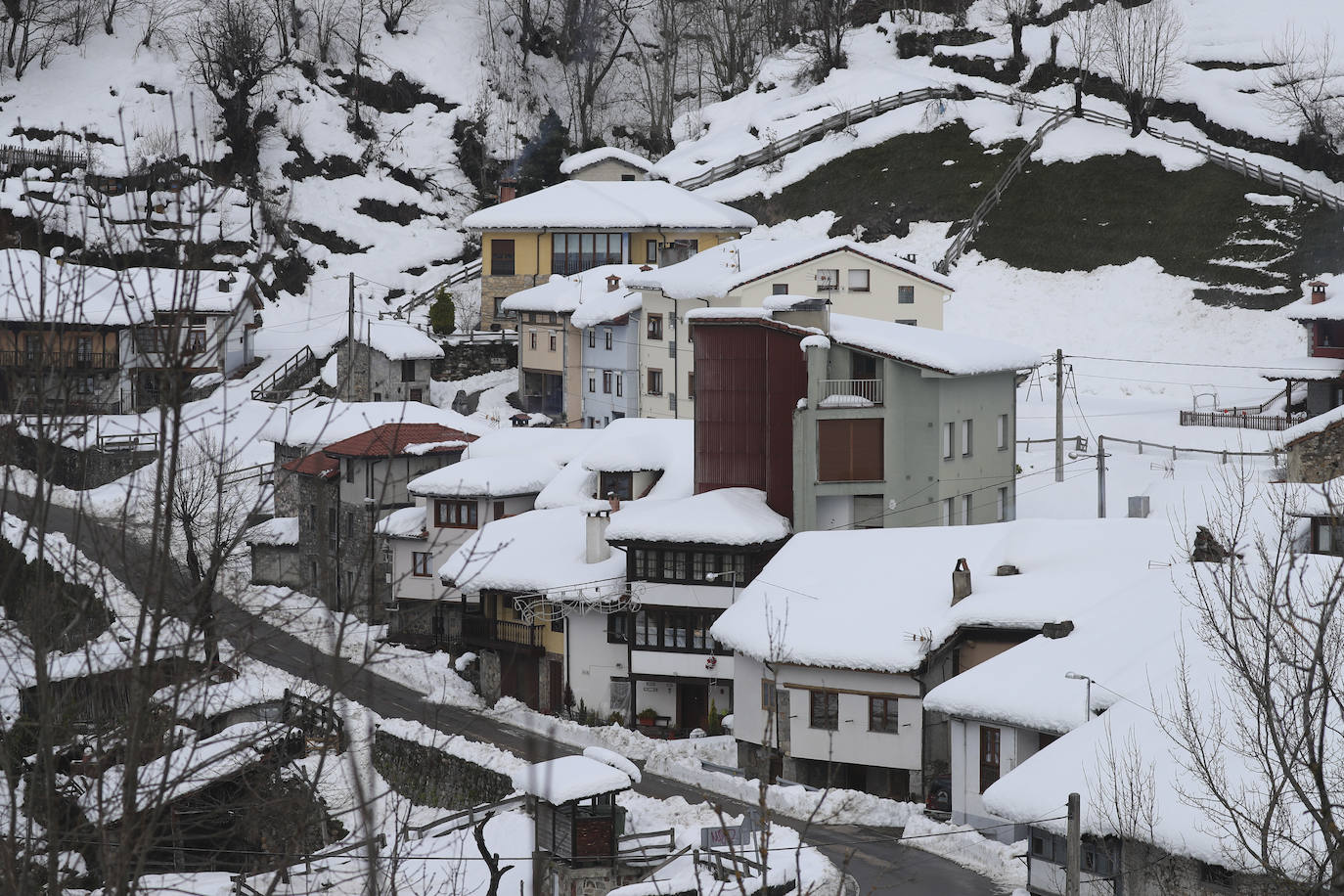 El temporal sigue sin dar tregua a Asturias. La Aemet ha decretato la alerta por las bajas temperaturas, que pueden llegar incluso a los -8ºC.