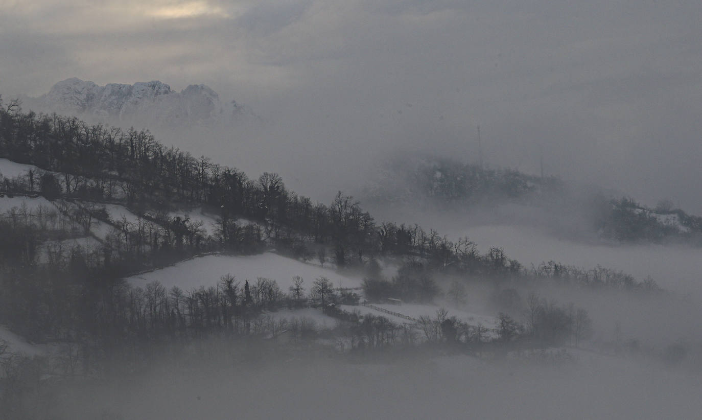 El temporal sigue sin dar tregua a Asturias. La Aemet ha decretato la alerta por las bajas temperaturas, que pueden llegar incluso a los -8ºC.