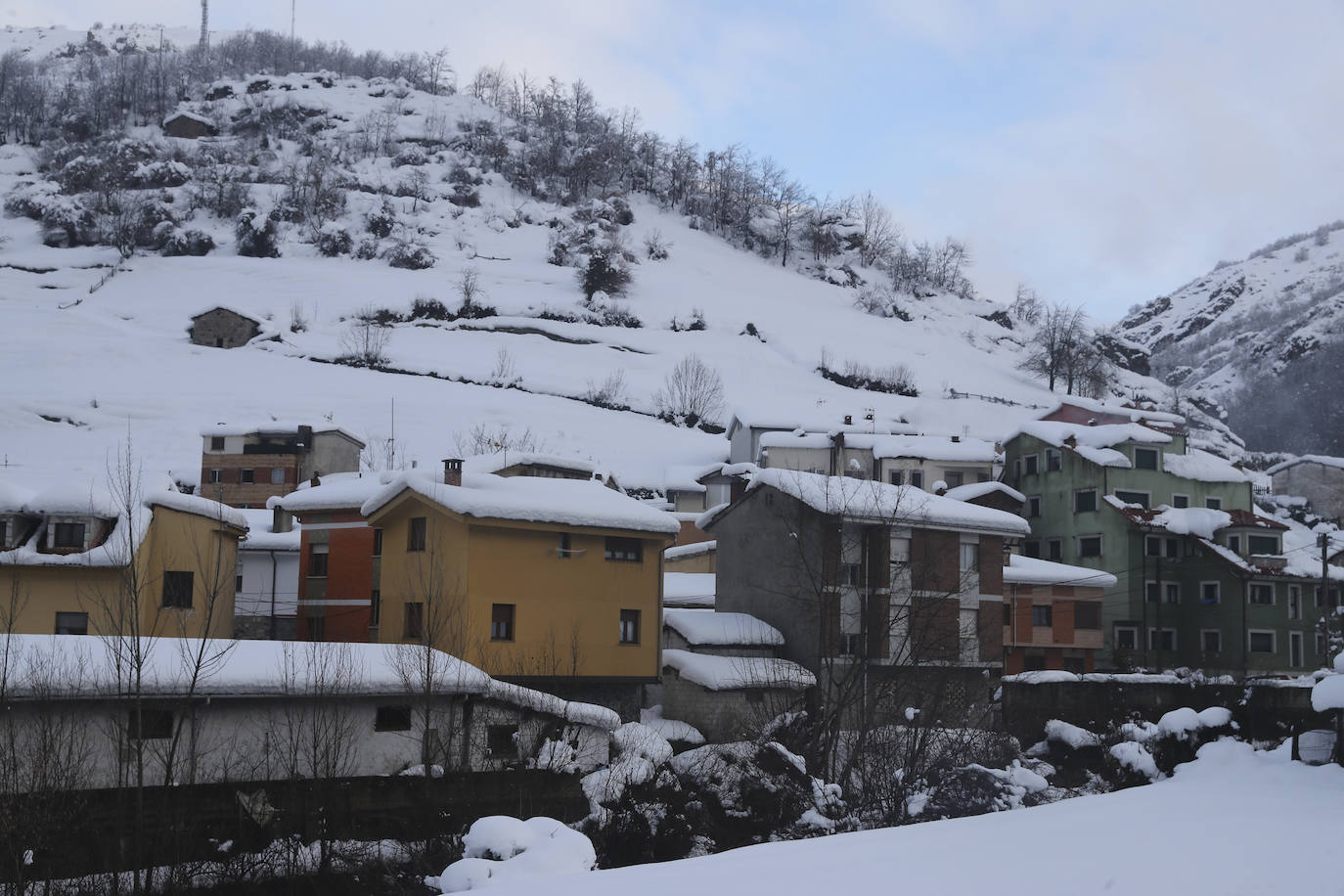 El temporal sigue sin dar tregua a Asturias. La Aemet ha decretato la alerta por las bajas temperaturas, que pueden llegar incluso a los -8ºC.