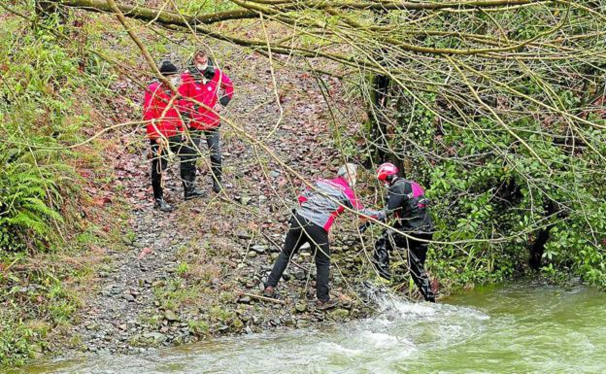 Agentes de la Ertzaintza encargados de la investigación recogen pruebas en la zona donde apareció el cadáver. / MICHELENA