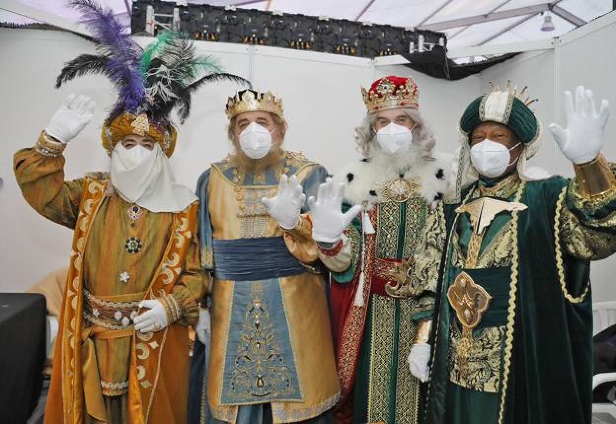 Melchor, Gaspar y Baltasar, acompañados del Príncipe Aliatar, saludaron a los cientos de niños que fueron a la plaza de toros.