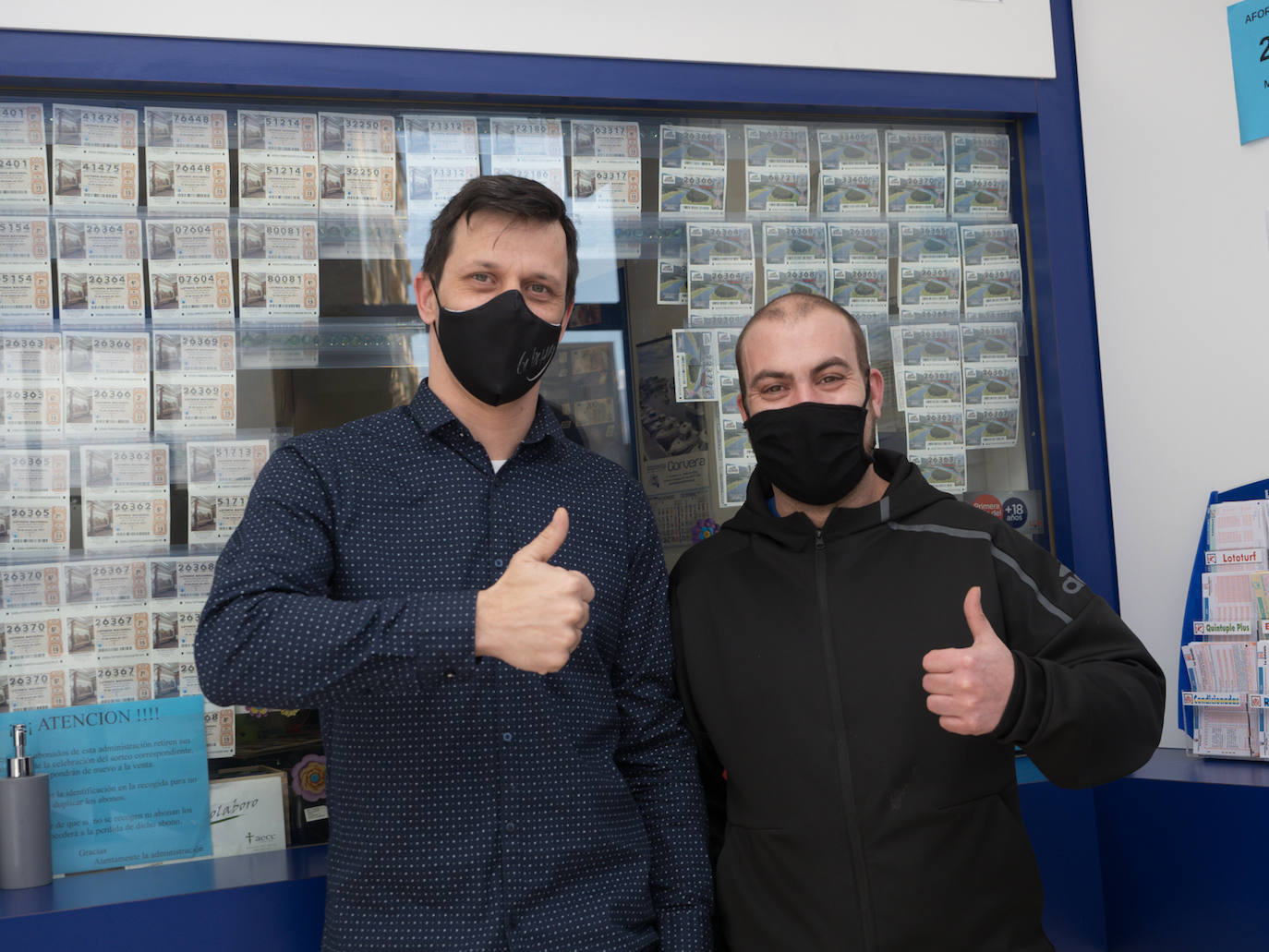 Alejandro de Arriba y Victor Miranda, dueños de la Administración nº 3 de Avilés, que ha repartido un décimo premiado con el tercer premio de la Lotería de El Niño 