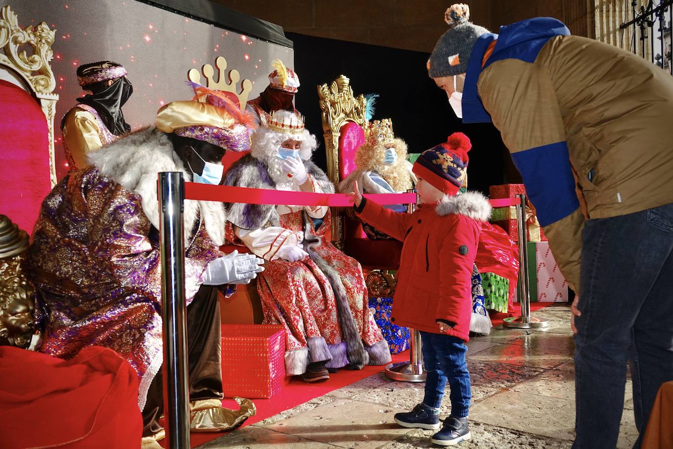 A pesar de la pandemia, Melchor, Gaspar y Baltasar no han querido olvidarse de los regalos de ningún niño de Asturias y han realizado un recorrido de lo más completo a lo largo de toda la región. Eso sí, siempre cumpliendo las medidas de seguridad frente al coronavirus. Por eso los Reyes Magos de Oriente no han podido realizar las tradicionales cabalgatas. Así, durante el pasado lunes y este martes, Sus Majestades, acompañados del Príncipe Aliatar, han atendido las peticiones de los más pequeños de Oviedo, Gijón, Avilés, Mieres, Colloto, Villaviciosa, Cangas del Narcea, Lugones, Arriondas, Ribadesella, Cangas de Onís y muchos otros municipios asturianos. 