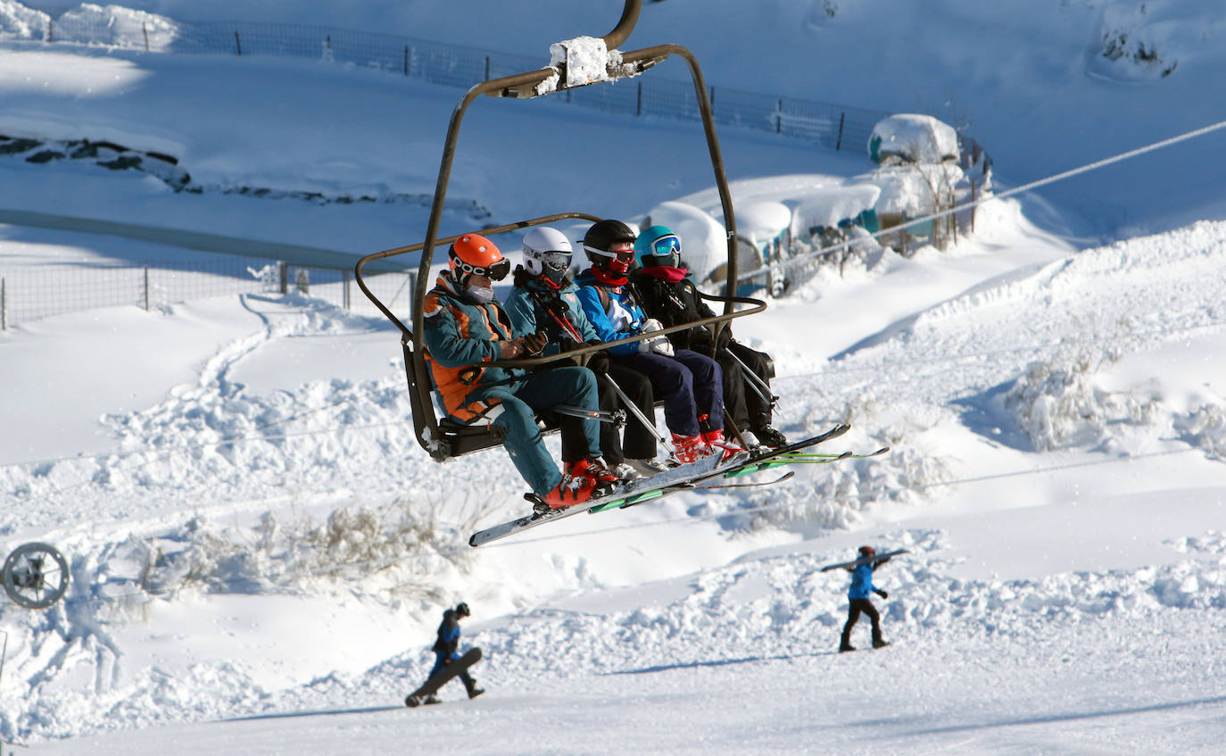 La estación invernal Valgrande-Pajares ha completado su aforo —reducido a 1.200 usuarios por la pandemia de coronavirus— por segundo día consecutivo. 