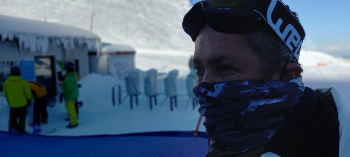 La estación invernal Valgrande-Pajares ha completado su aforo —reducido a 1.200 usuarios por la pandemia de coronavirus— por segundo día consecutivo. 