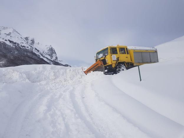 Casi dos metros de nieve en La Peral, en Somiedo, donde «lo peor es el hielo»