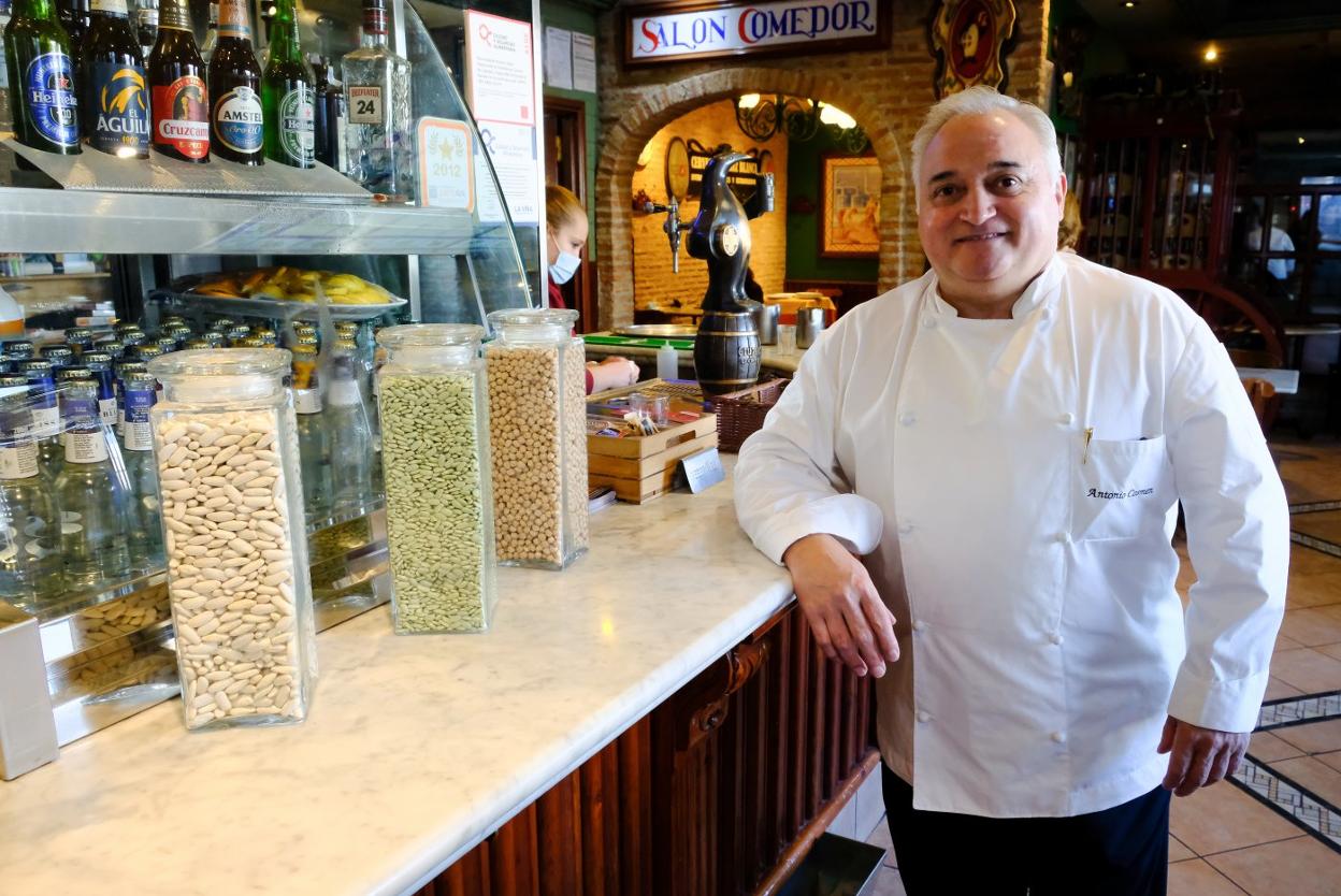 Antonio Cosmen, en su restaurante de Vallecas. 