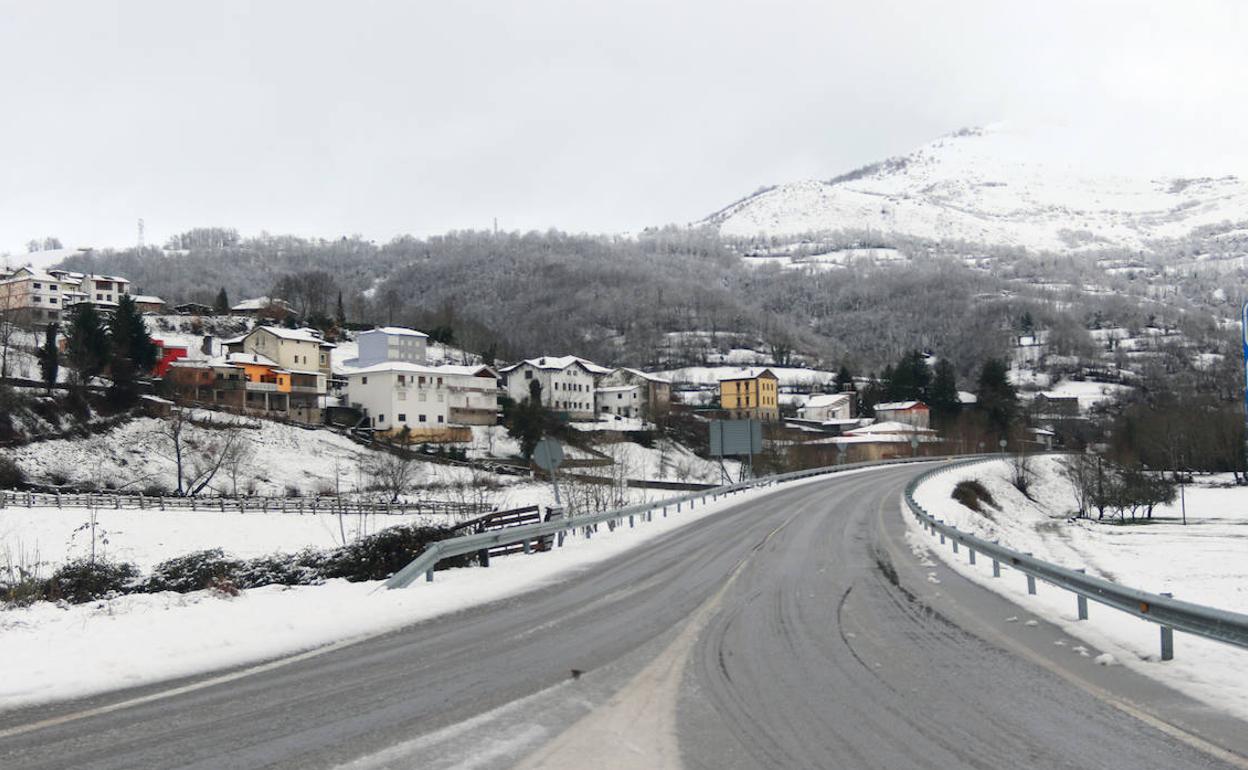 La posible existencia de placas de hielo en la calzada obliga a extreman la precaución 