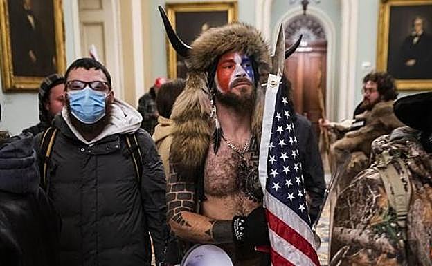 Jake Angeli, de 32 años, es un conocido activista de extrema derech