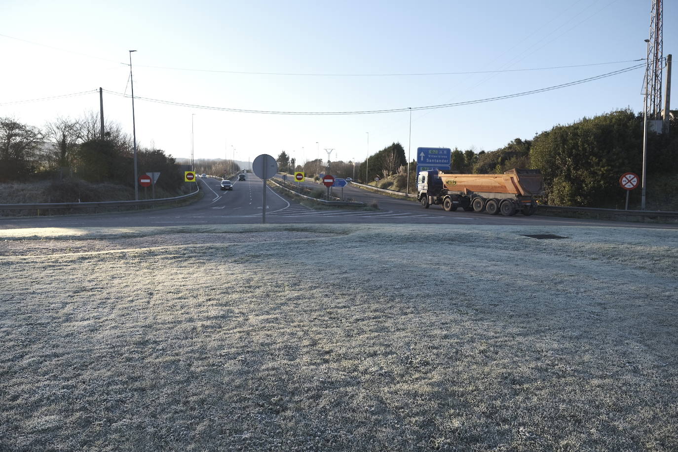 El intenso frío ha invadido buena parte del país, hasta el punto de poner a Asturias en alerta a causa de las bajas temperaturas registradas en las últimas horas. Una alerta que segurá activa en la región al menos hasta el próximo sábado. Durante este jueves, los termómetros han llegado a registrar temperaturas récord: a las 8 de la mañana el mercurio marcaba 35,8 grados bajo cero en Picos de Europa. 