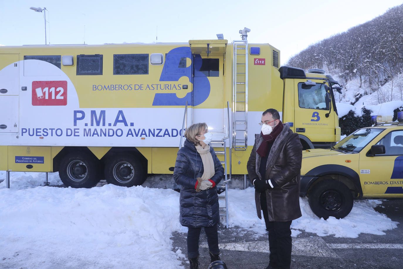 El presidente del Principado, Adrián Barbón, se ha acercado esta mañana hasta el puesto de mando avanzado instalado en Felechosa