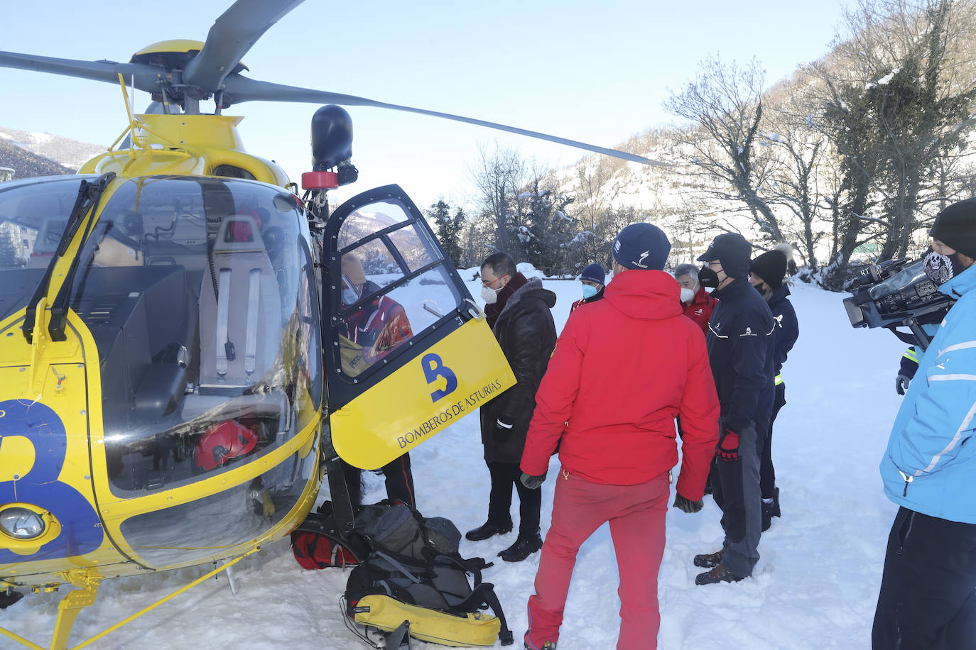 El presidente del Principado, Adrián Barbón, se ha acercado esta mañana hasta el puesto de mando avanzado instalado en Felechosa