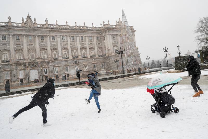 El temporal está dejando impresionantes nevadas en todo el país, desde Asturias a Murcia, pasando por Madrid o Valencia. 