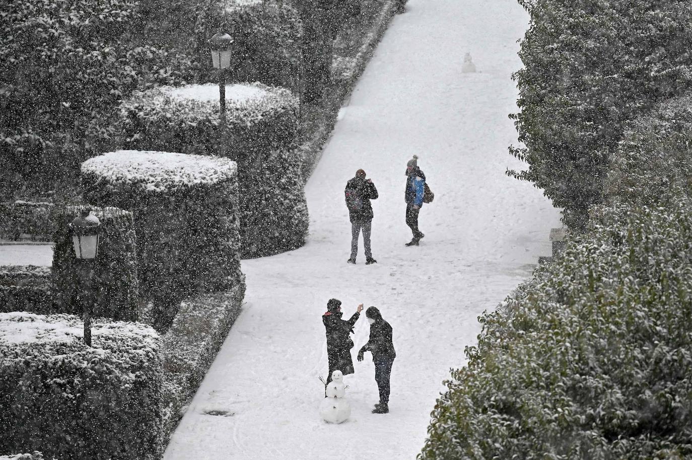 El temporal está dejando impresionantes nevadas en todo el país, desde Asturias a Murcia, pasando por Madrid o Valencia. 