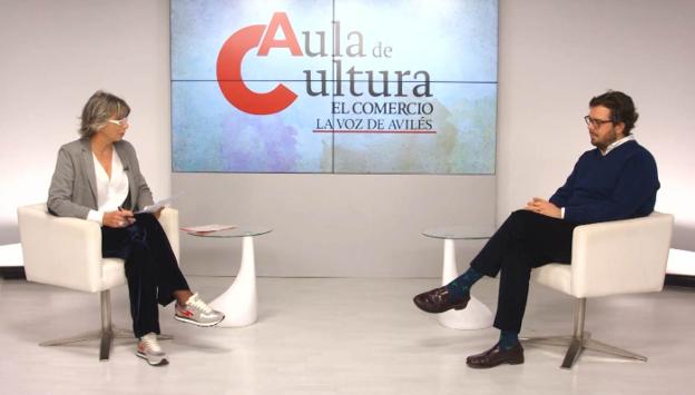 La escritora Mercedes de Soignie durante la conversación con el pintor Hugo Fontela, organizada por el Aula de Cultura de EL COMERCIO. 