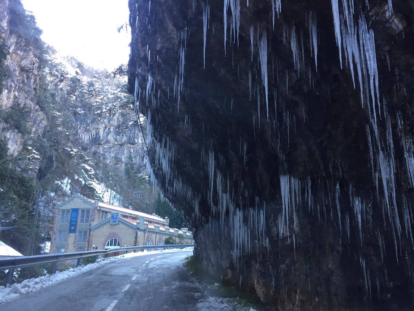 El Principado continúa registrando temperaturas bajo cero y buena parte de la región se encuentra en alerta amarilla por el frío. Además, la Agencia Estatal de Meteorología (Aemet) prevé importantes nevadas y fenómenos costeros adversos de cara al fin de semana 