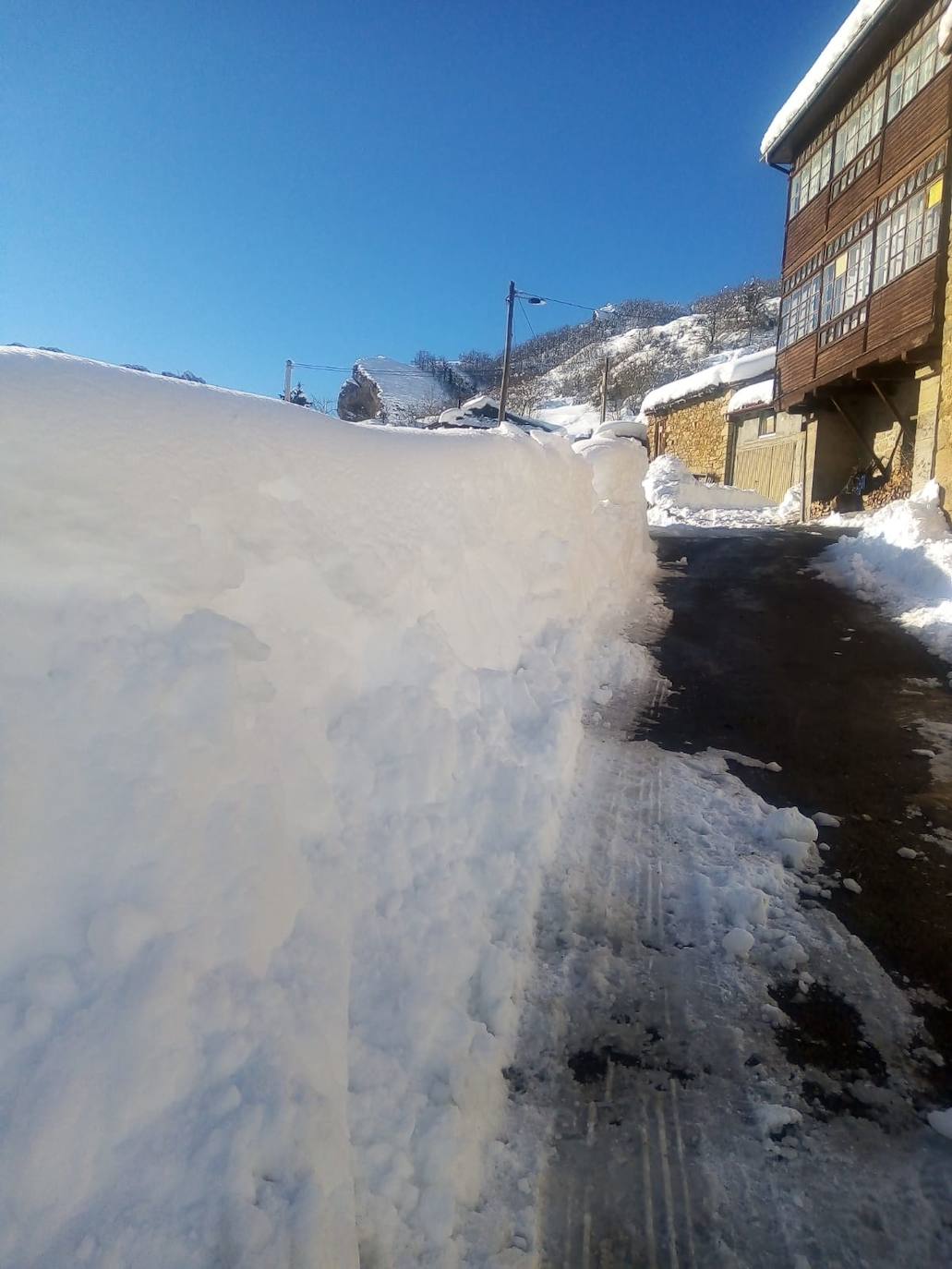 El Principado continúa registrando temperaturas bajo cero y buena parte de la región se encuentra en alerta amarilla por el frío. Además, la Agencia Estatal de Meteorología (Aemet) prevé importantes nevadas y fenómenos costeros adversos de cara al fin de semana 