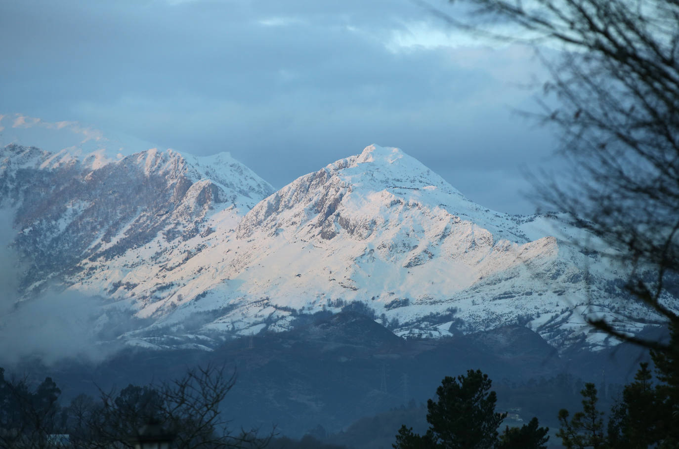 El Principado continúa registrando temperaturas bajo cero y buena parte de la región se encuentra en alerta amarilla por el frío. Además, la Agencia Estatal de Meteorología (Aemet) prevé importantes nevadas y fenómenos costeros adversos de cara al fin de semana 