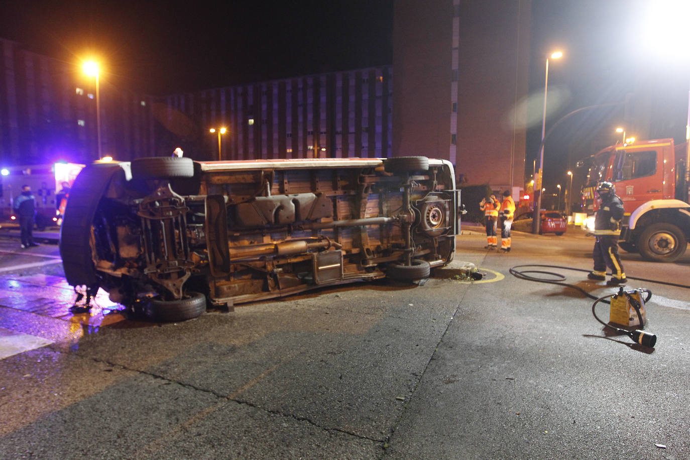 Quedó atrapado bajo la ambulancia y tras ser excarcelado fue atendido por los servicios médicos en el lugar durante más de una hora
