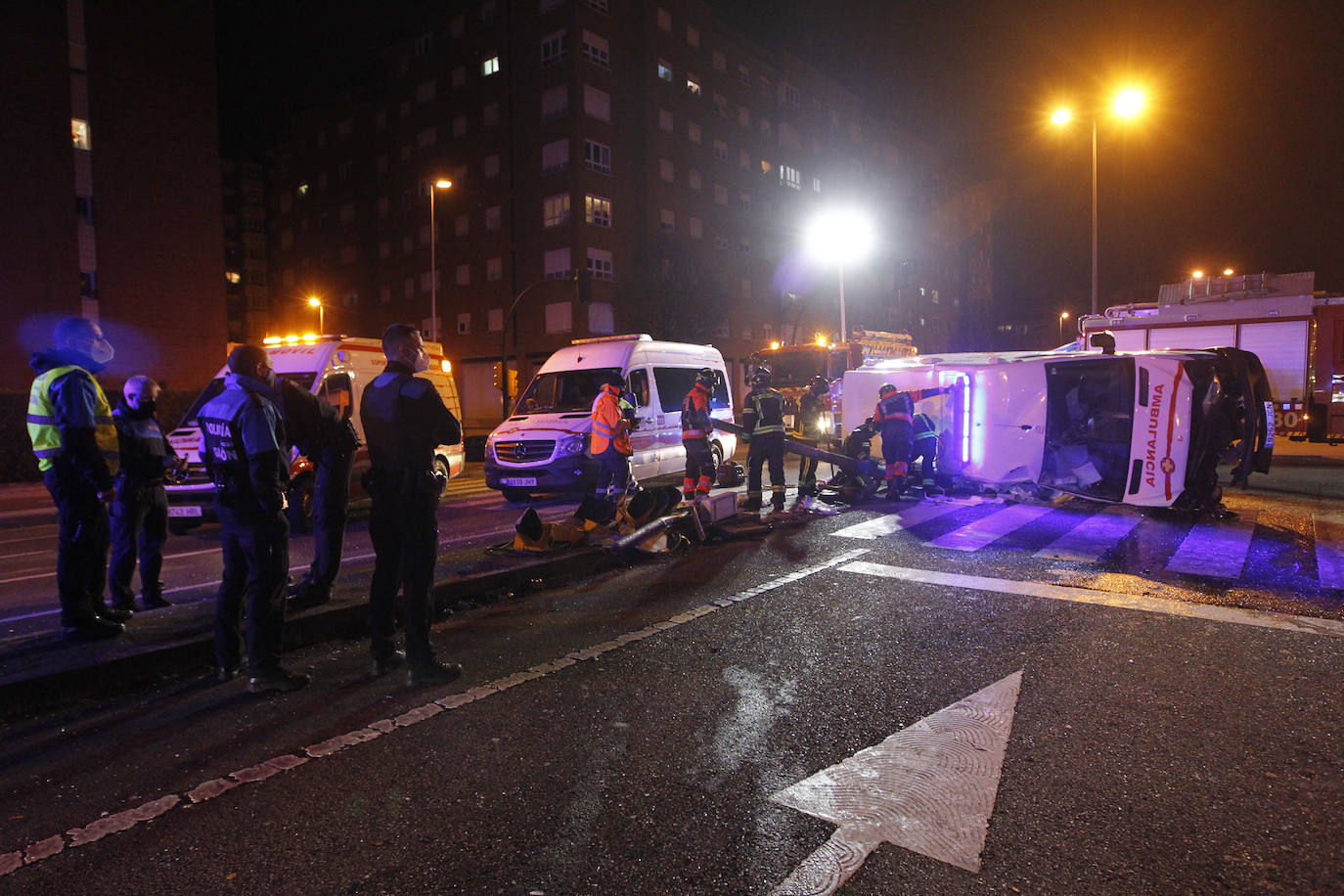 Quedó atrapado bajo la ambulancia y tras ser excarcelado fue atendido por los servicios médicos en el lugar durante más de una hora