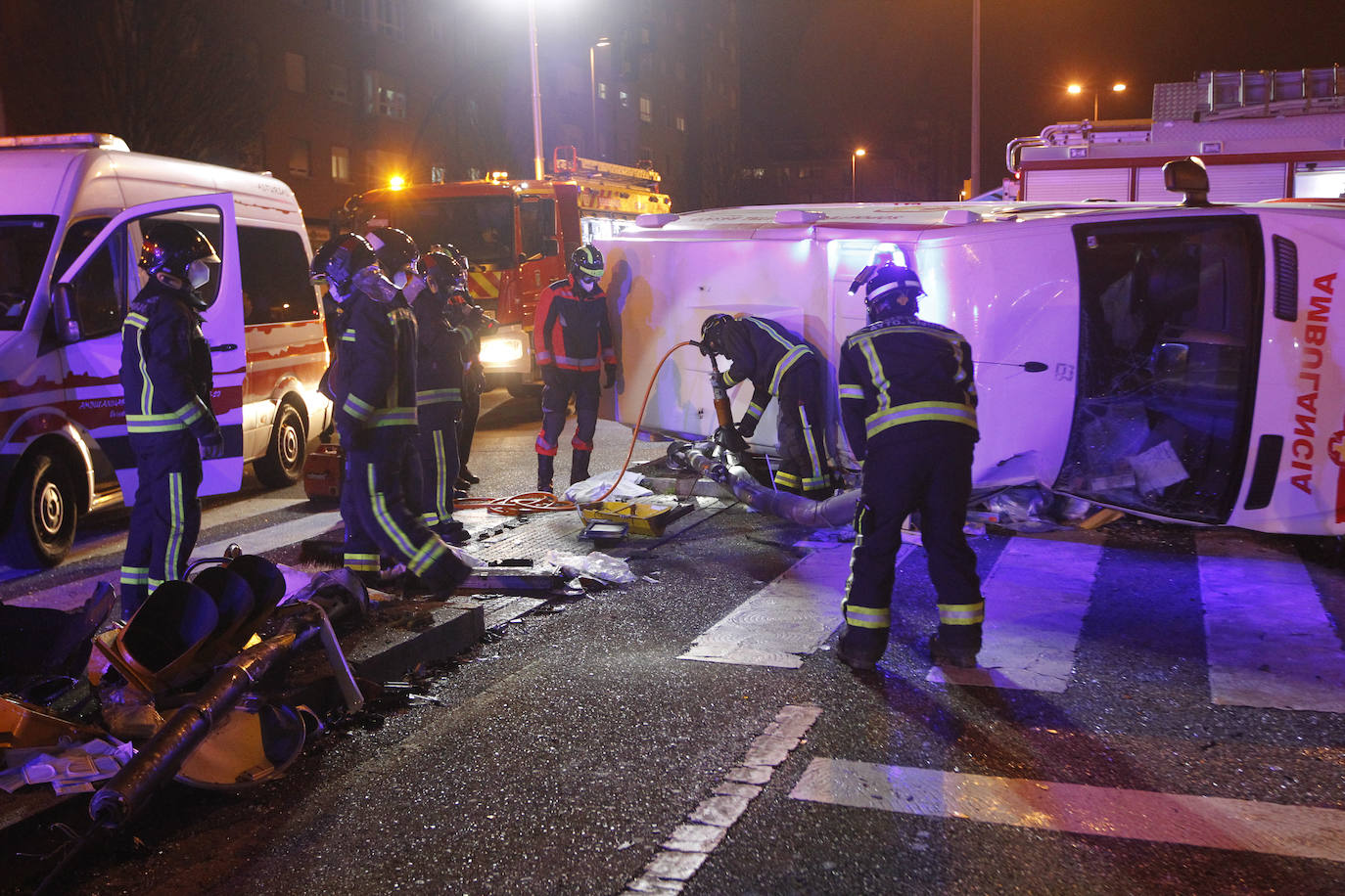 Quedó atrapado bajo la ambulancia y tras ser excarcelado fue atendido por los servicios médicos en el lugar durante más de una hora