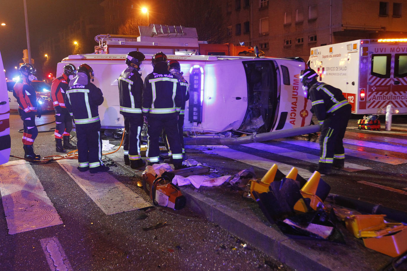 Quedó atrapado bajo la ambulancia y tras ser excarcelado fue atendido por los servicios médicos en el lugar durante más de una hora