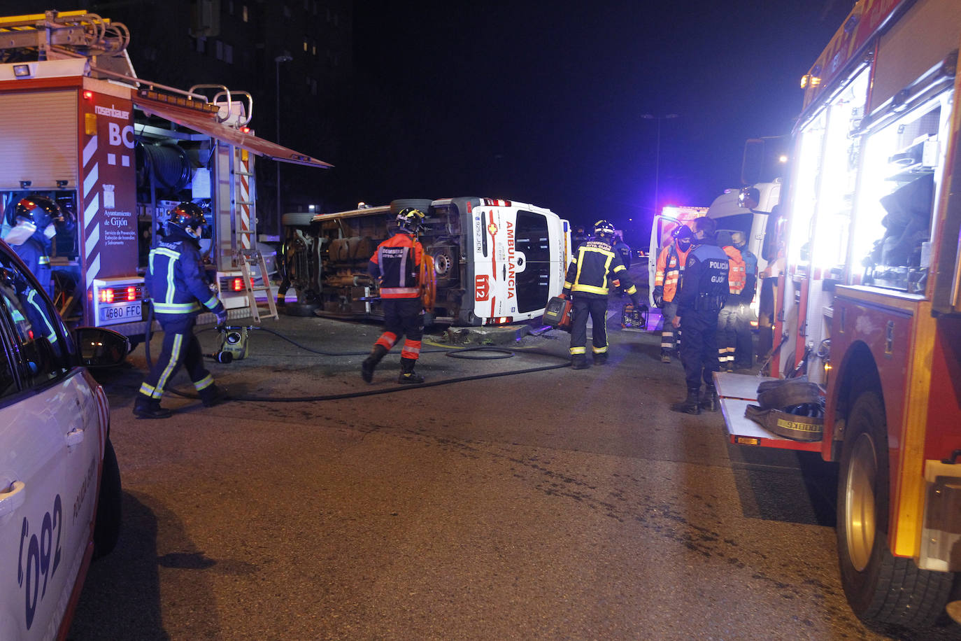 Quedó atrapado bajo la ambulancia y tras ser excarcelado fue atendido por los servicios médicos en el lugar durante más de una hora