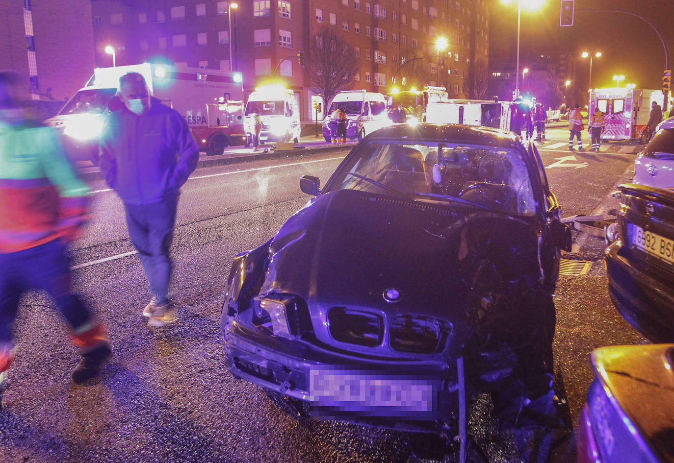 Quedó atrapado bajo la ambulancia y tras ser excarcelado fue atendido por los servicios médicos en el lugar durante más de una hora