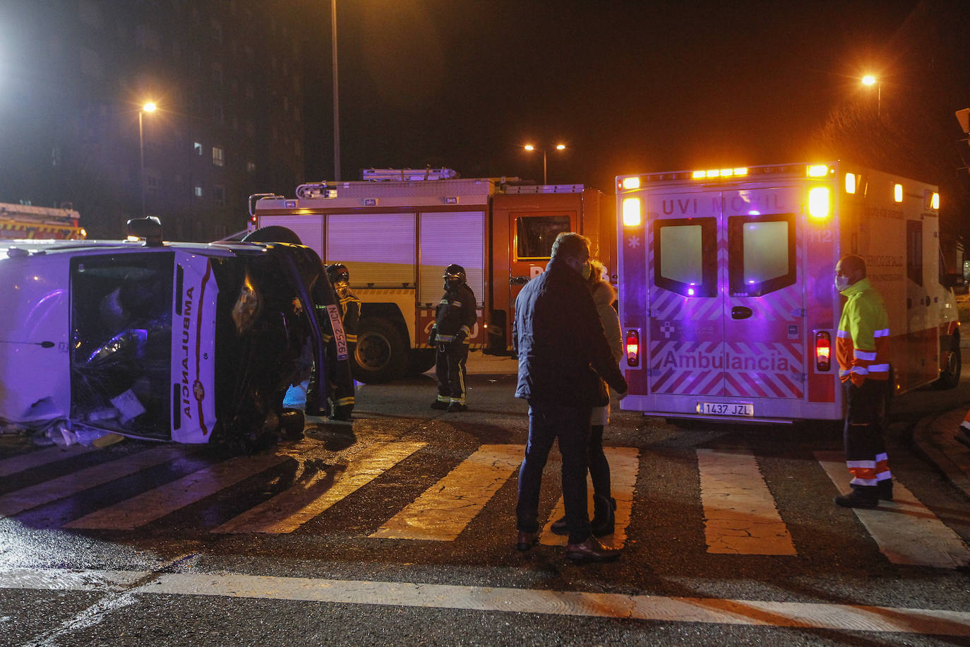 Quedó atrapado bajo la ambulancia y tras ser excarcelado fue atendido por los servicios médicos en el lugar durante más de una hora