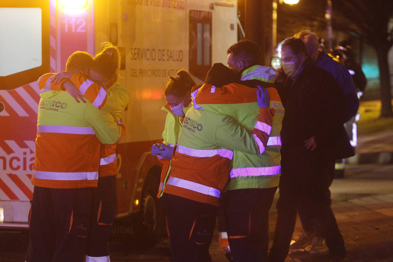 Quedó atrapado bajo la ambulancia y tras ser excarcelado fue atendido por los servicios médicos en el lugar durante más de una hora
