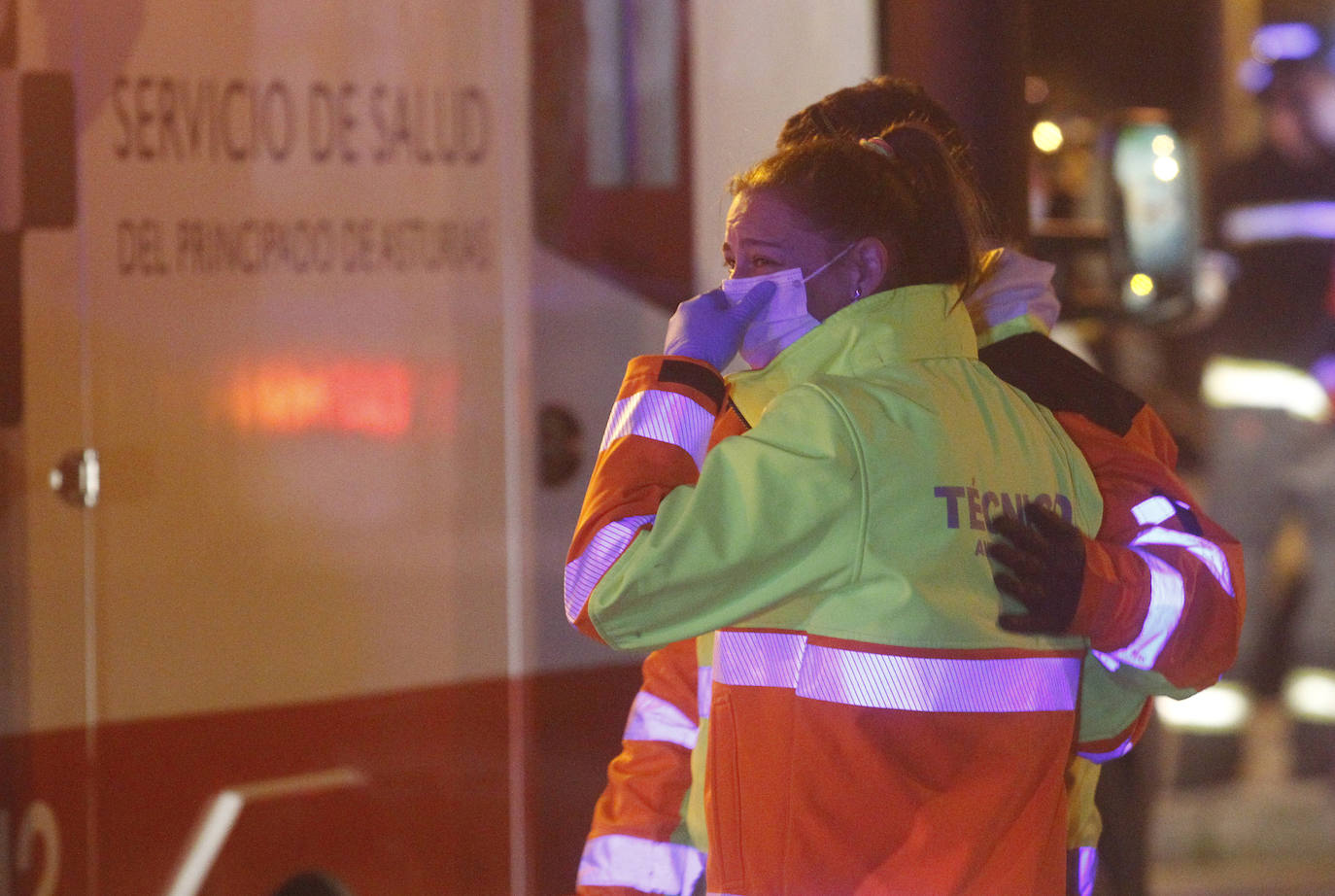 Quedó atrapado bajo la ambulancia y tras ser excarcelado fue atendido por los servicios médicos en el lugar durante más de una hora