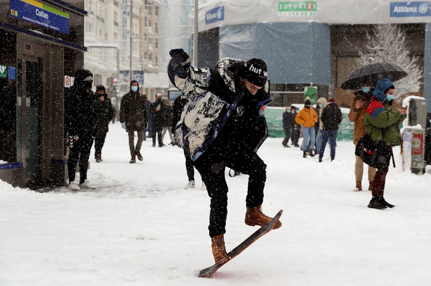 El temporal está dejando impresionantes nevadas en todo el país, desde Asturias a Murcia, pasando por Madrid o Valencia. 