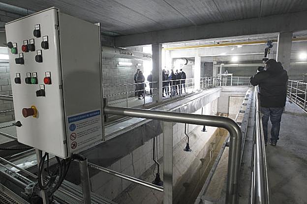 Adolfo Guerra, jefe de servicio de la CHC, explicó el funcionamiento de la depuradora de El Pisón a la alcaldesa Ana González; el secretario de Estado, Hugo Morán; el presidente de la CHC, Manuel Gutiérrez; el director general de Biodiversidad, Jorge Marquínez, y el concejal Aurelio Martín. 