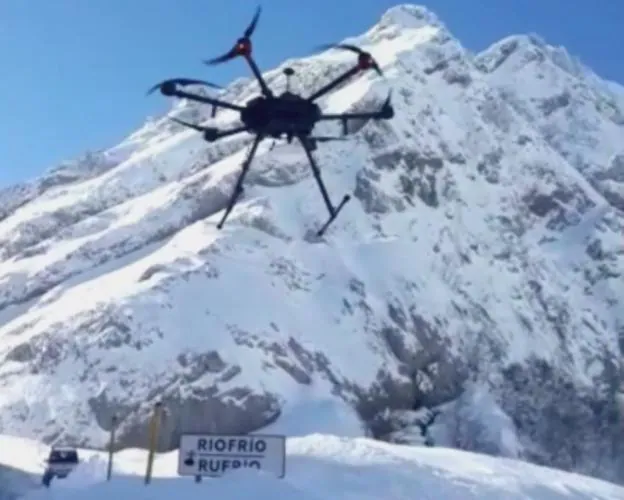 Uno de los drones probados en el mirador de Zuvillaga. VIDEO: Zona de la avalancha en Río Frío