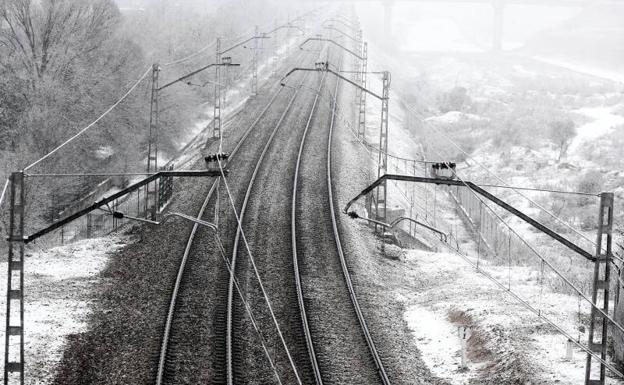 Borrasca 'Filomena' | ¿Cómo afecta a los asturianos el cierre del tráfico aéreo y ferroviario de Madrid?