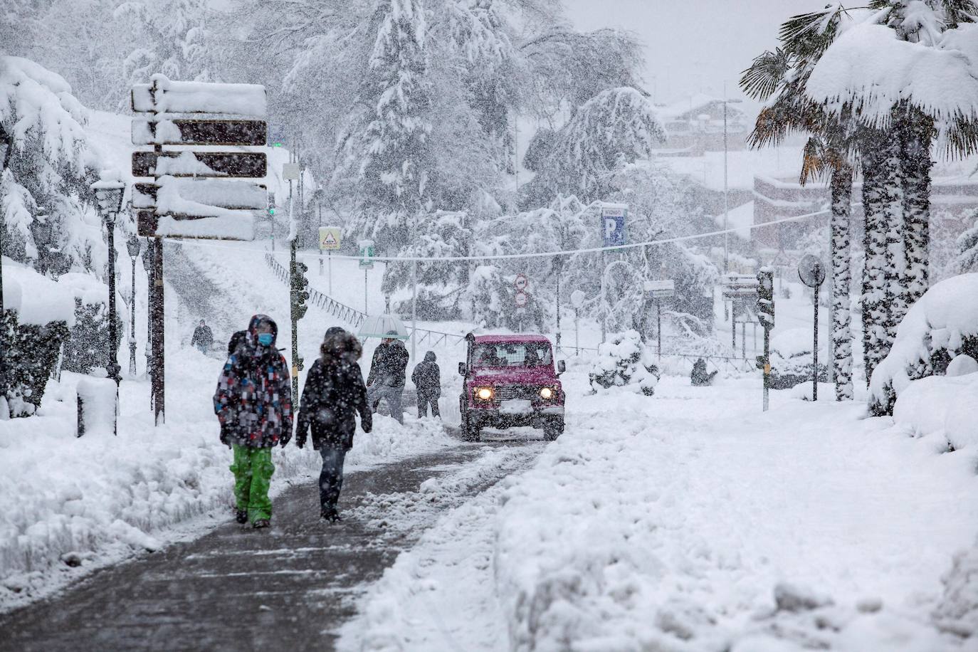 El temporal está dejando impresionantes nevadas en todo el país, desde Asturias a Murcia, pasando por Madrid o Valencia. 